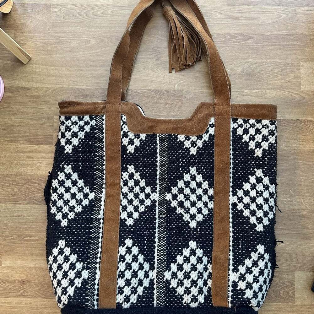 Chloe & Lex Woven Boho Tote Bag Black White Suede Leather Fringe Tassel Handbag